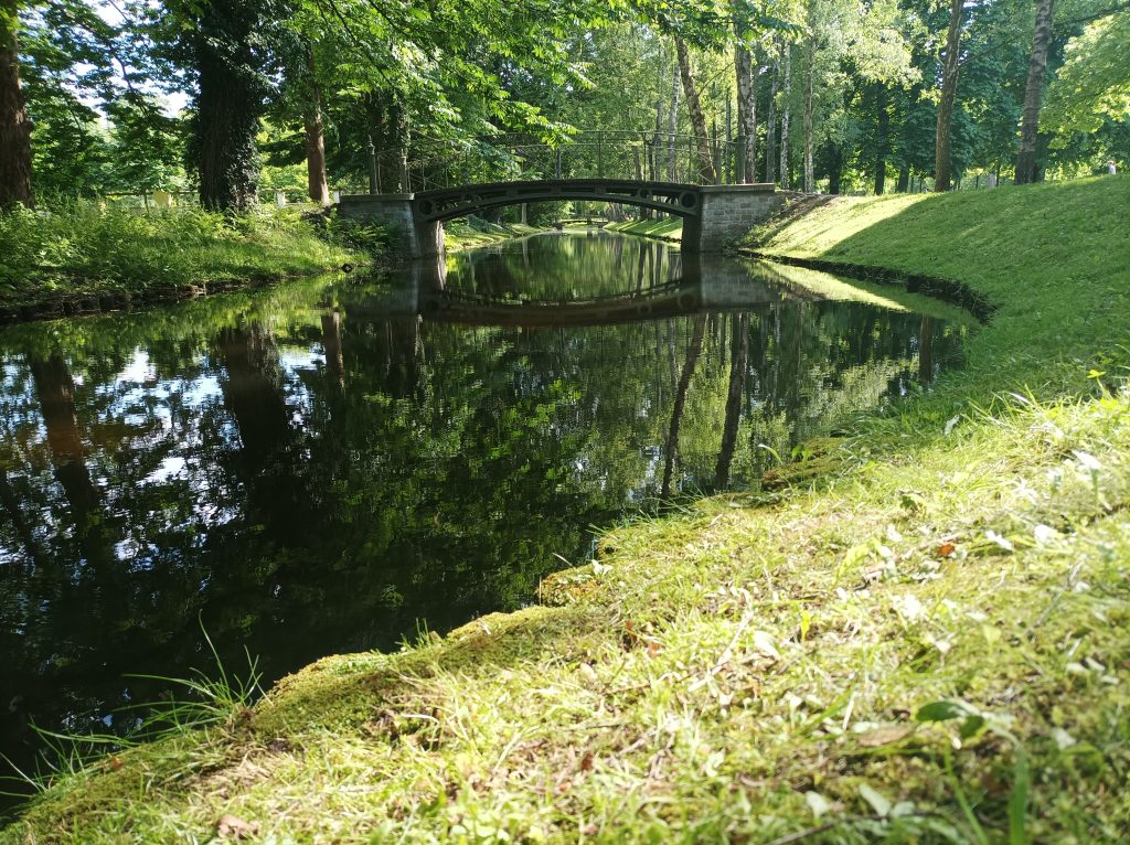Schlosspark Schwerin Brücke über Wasserlauf