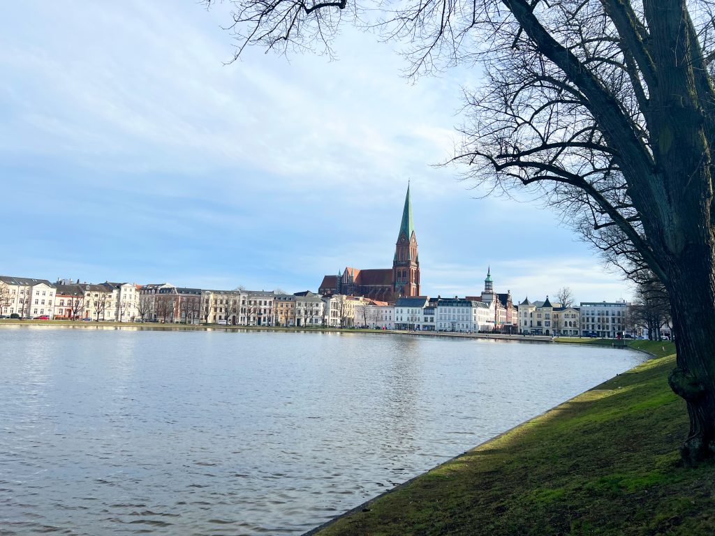 Ausflugsziele in Schwerin: Blick vom Pfaffenteich auf den Schweriner Dom