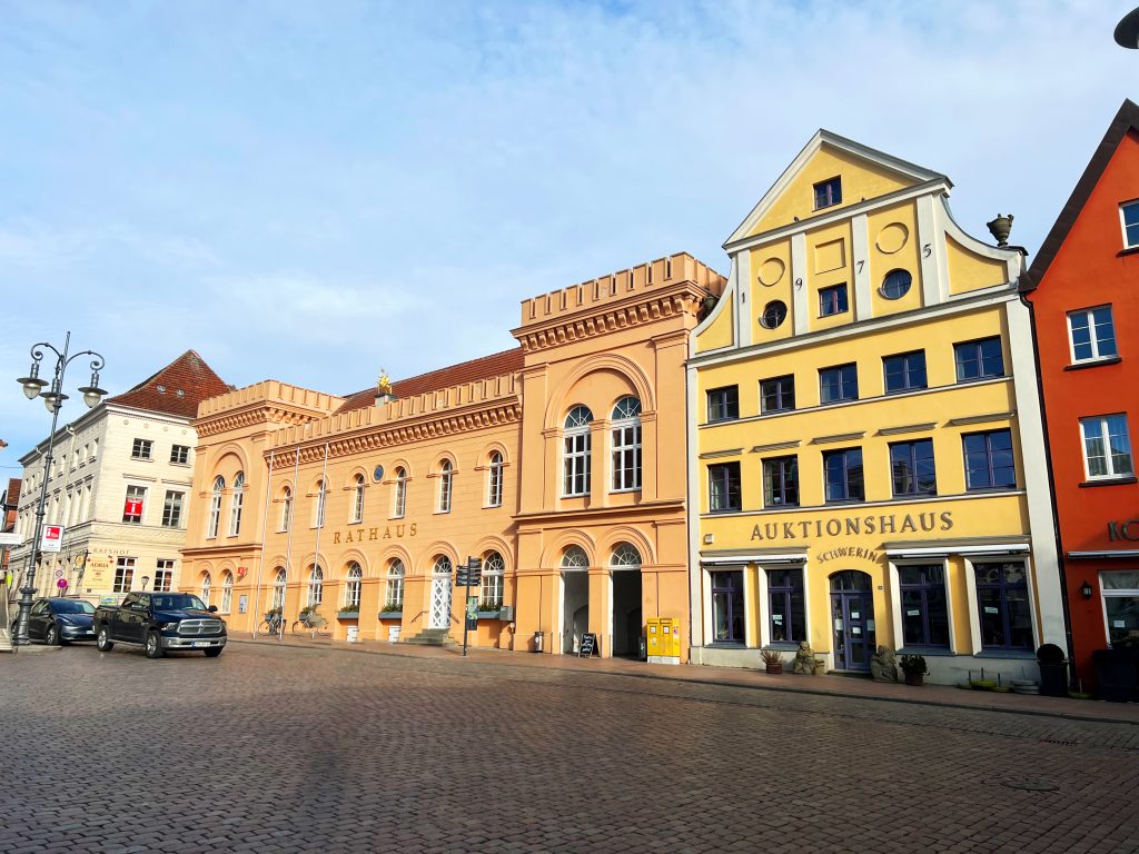 Ausflugsziele in Schwerin: Schweriner Markt altes Rathaus