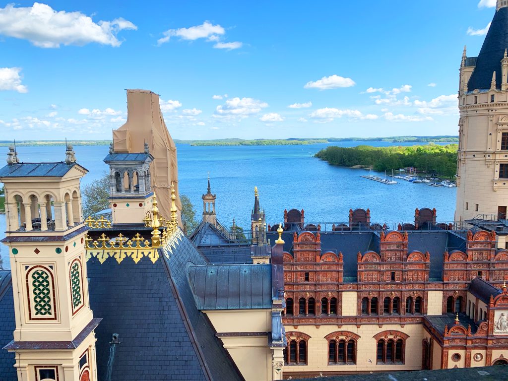 Blick vom Dach des Schweriner Schlosses auf den Schweriner Innensee