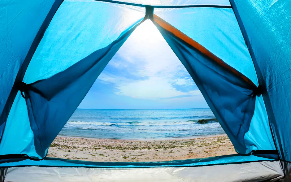Blick aus dem Zelt aufs Meer