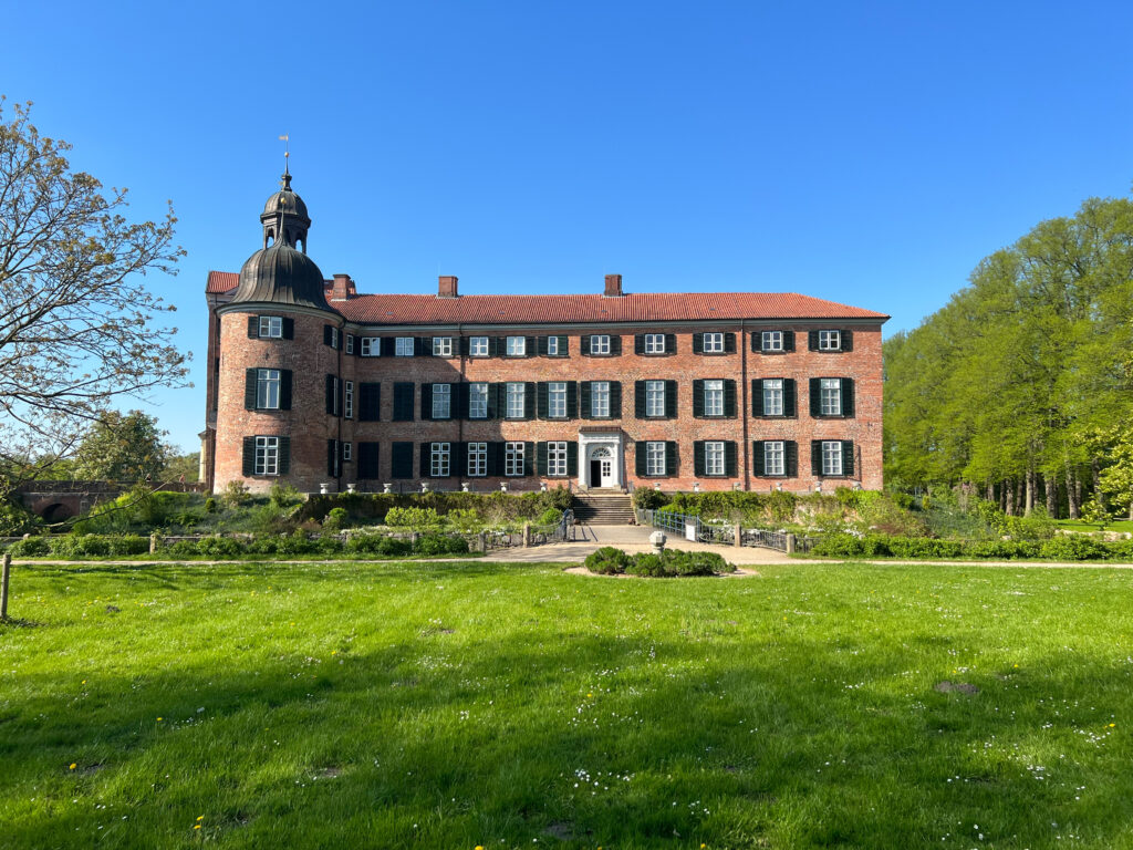 Eutiner Schloss Seitenansicht im Schlossgarten