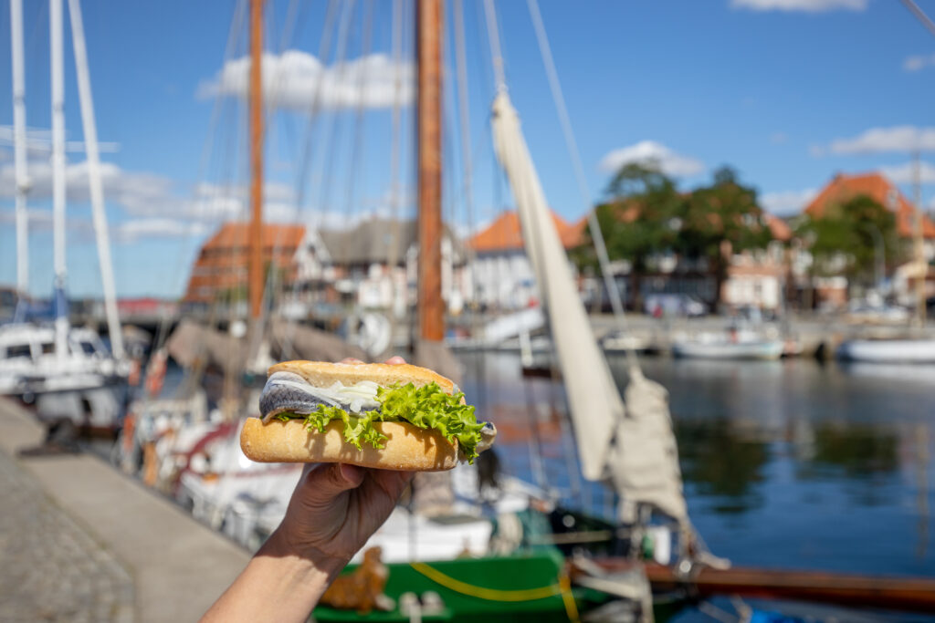 Der beliebteste Snack schmeckt vor Allem gut am Hafen - Fischbrötchenstraße 2020 Neustadt in Holstein