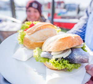 Einer der beliebtesten Snacks im hohem Norden - das Fischbrötchen ist bei Touristen und Einheimischen gleichermaßen beliebt